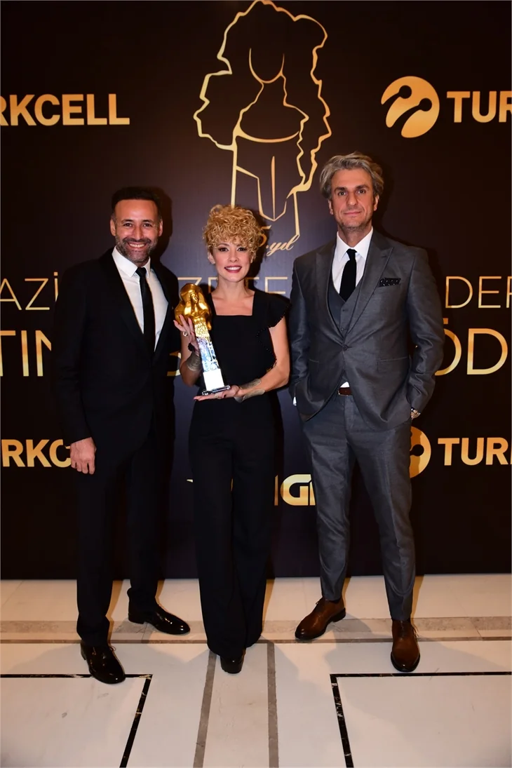Ödül törenine ünlü isimler akın etti!