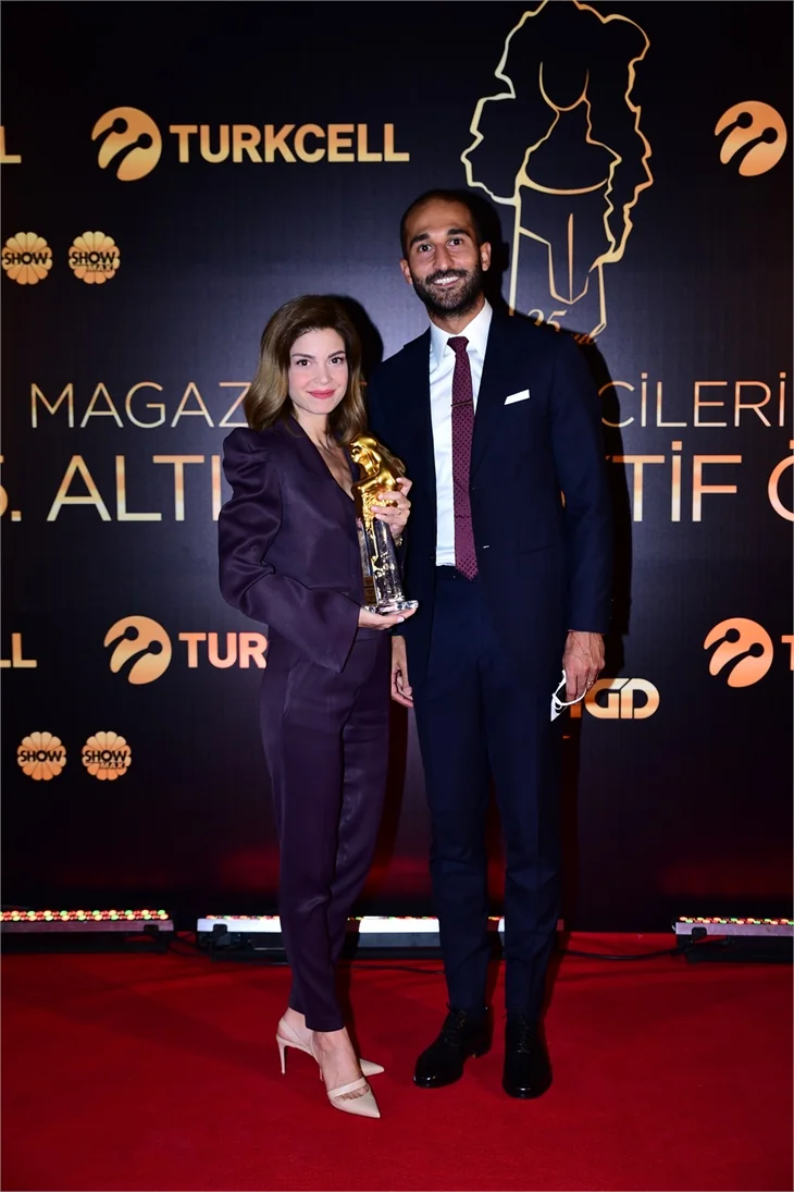 Ödül törenine ünlü isimler akın etti!
