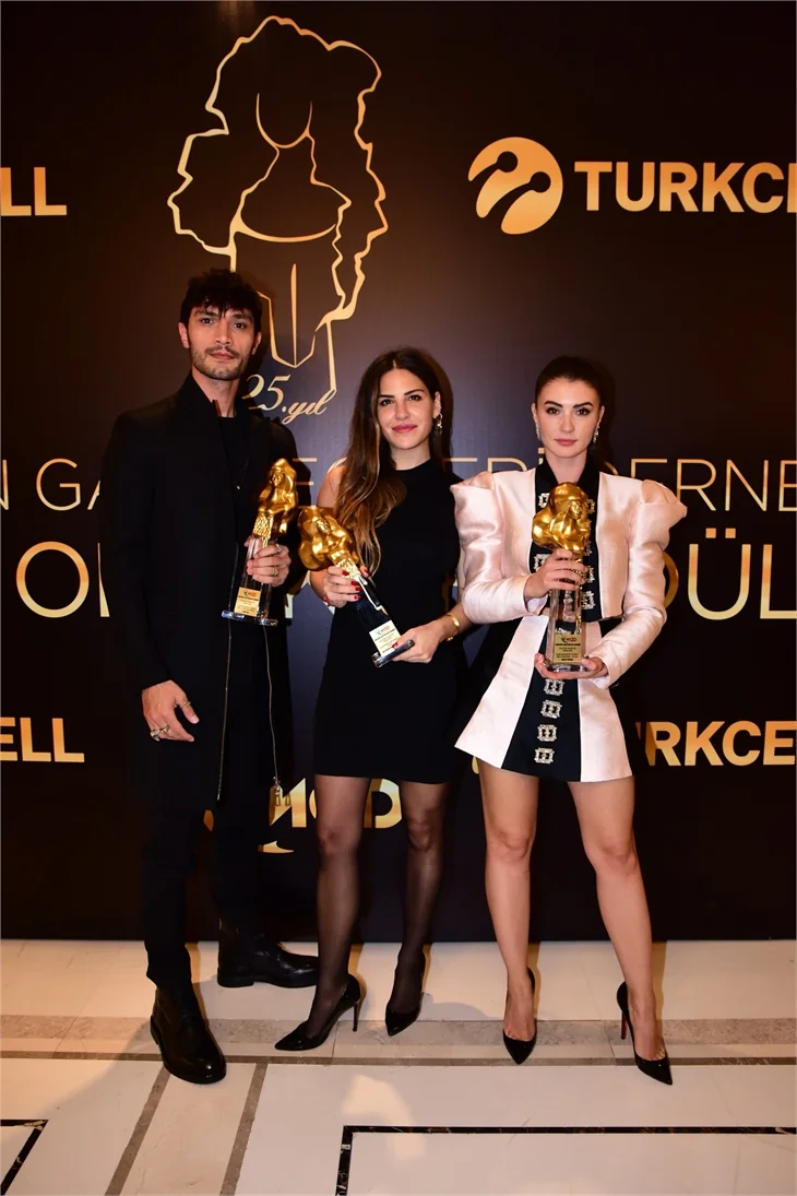 Ödül törenine ünlü isimler akın etti!
