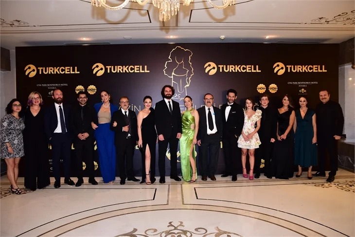 Ödül törenine ünlü isimler akın etti!