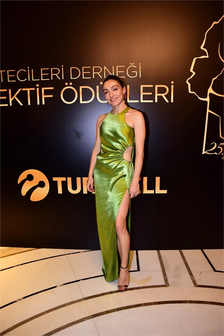 Ödül törenine ünlü isimler akın etti!