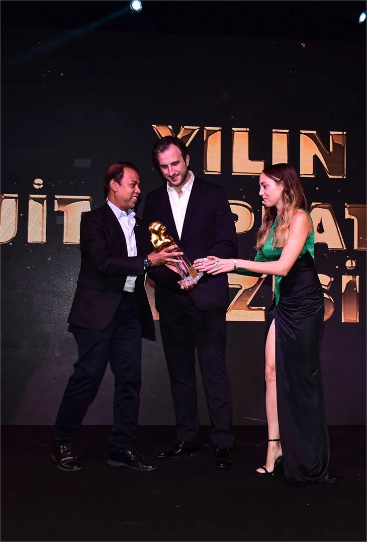 Ödül törenine ünlü isimler akın etti!