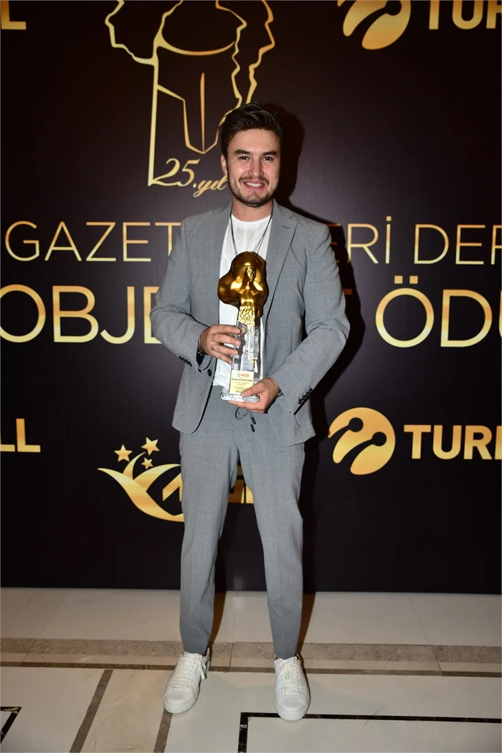 Ödül törenine ünlü isimler akın etti!