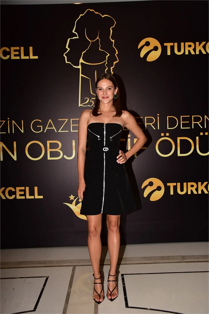 Ödül törenine ünlü isimler akın etti!