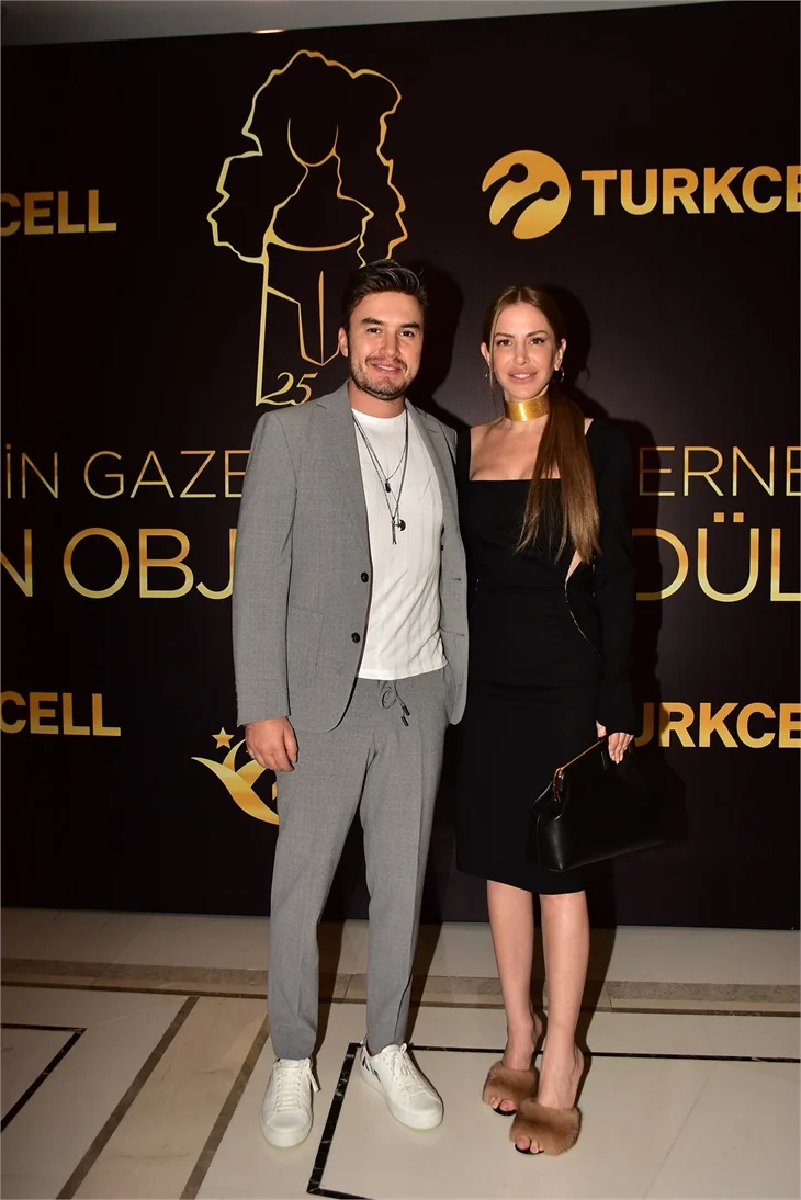 Ödül törenine ünlü isimler akın etti!
