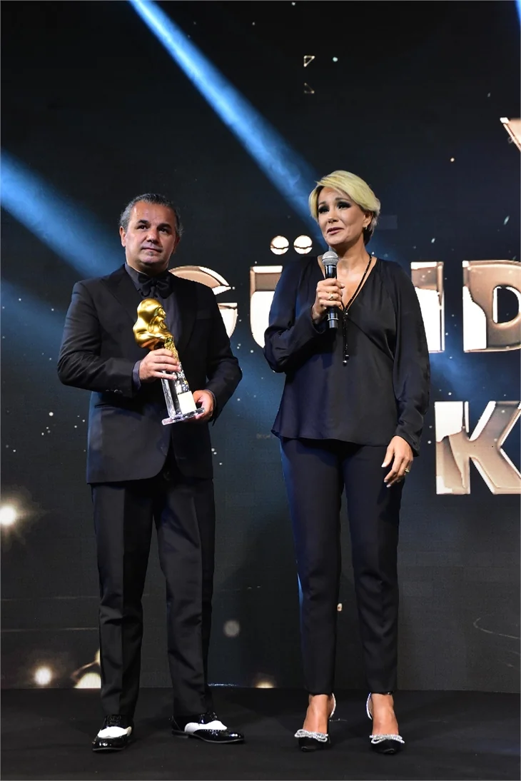 Ödül törenine ünlü isimler akın etti!