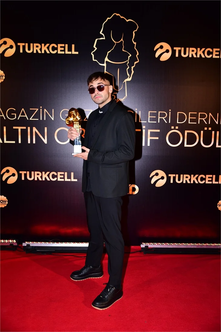 Ödül törenine ünlü isimler akın etti!