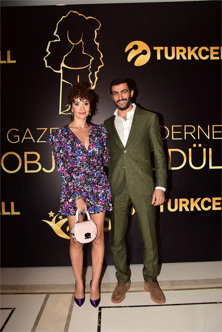 Ödül törenine ünlü isimler akın etti!