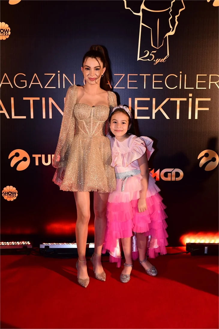 Ödül törenine ünlü isimler akın etti!