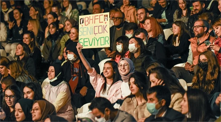 Buray'dan sahnede meşale şov!