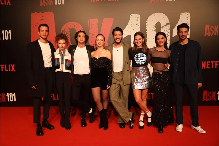 'Aşk 101’ yeni sezonu dizinin hayranlarıyla kutladı!