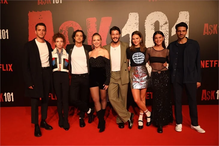 'Aşk 101’ yeni sezonu dizinin hayranlarıyla kutladı!