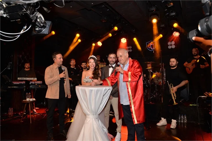 Ünlü isimlerin katıldığı düğüne eğlencesi...