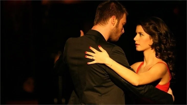 Kıvanç Tatlıtuğ ve Beren Saat yeniden bir araya geliyor!