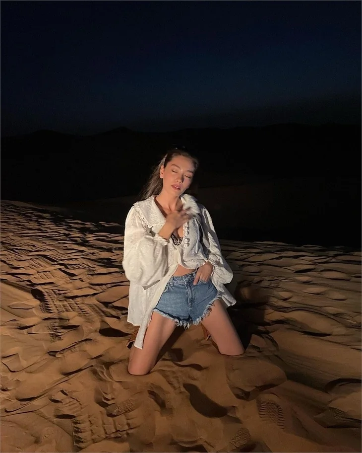Neslihan Atagül'den Dubai'de çöl pozları!