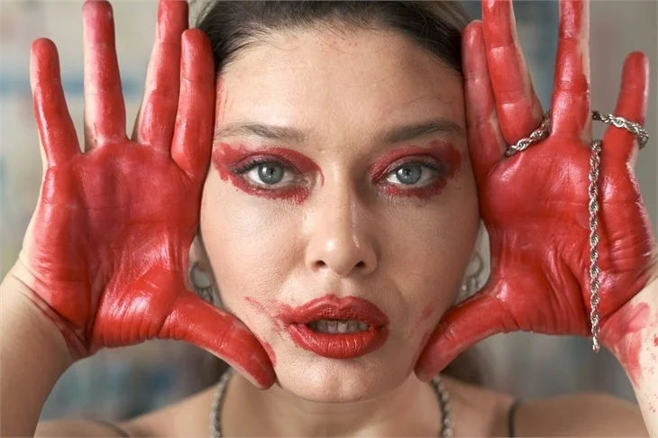 Nurgül Yeşilçay'ın ilk NFT projesi: "Poz"