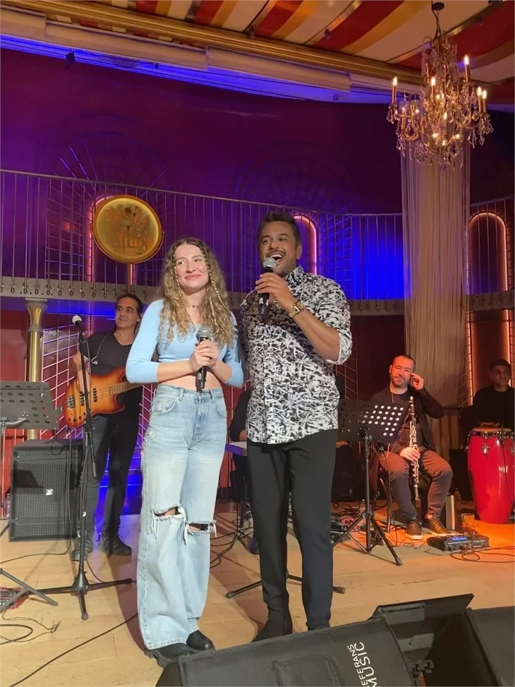 Irmak Arıcı, Emre Altuğ ile doğum gününü sahnede kutladı