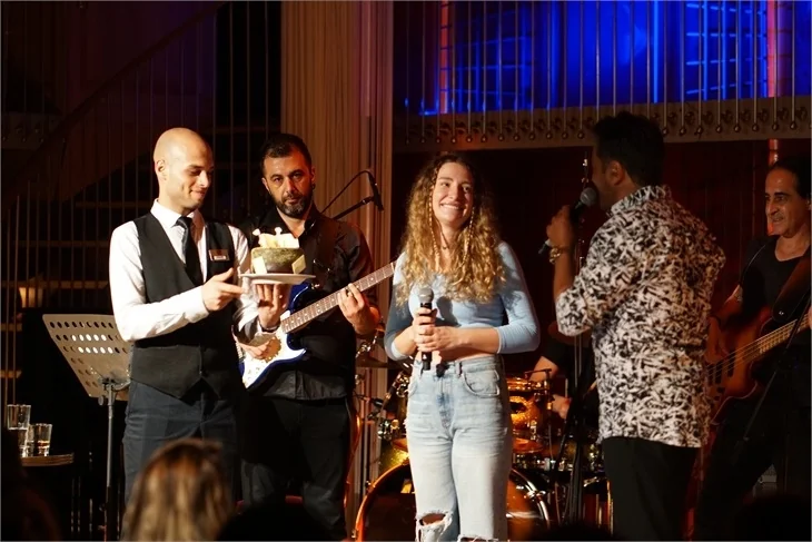 Irmak Arıcı, Emre Altuğ ile doğum gününü sahnede kutladı