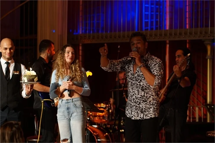 Irmak Arıcı, Emre Altuğ ile doğum gününü sahnede kutladı