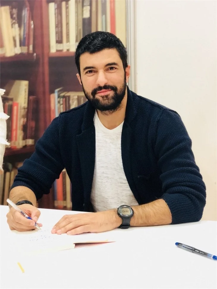 Sevenlerinden Engin Akyürek'e anlamlı hediye