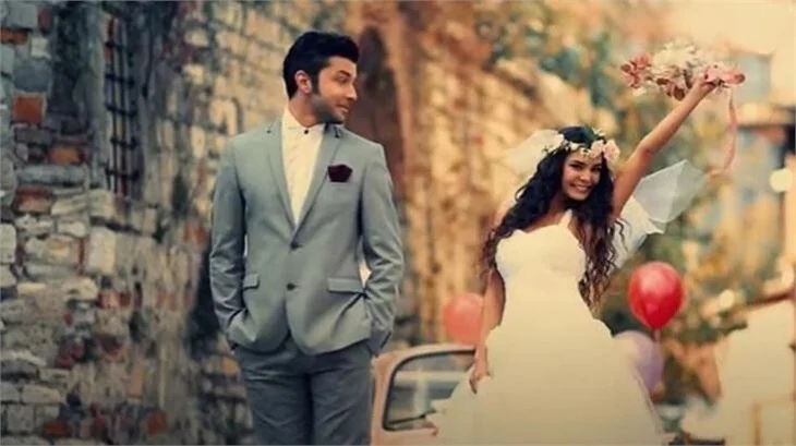 Ebru Şahin'in yıllar önce Ebru Polat'ın klibinde oynadığı ortaya çıktı!