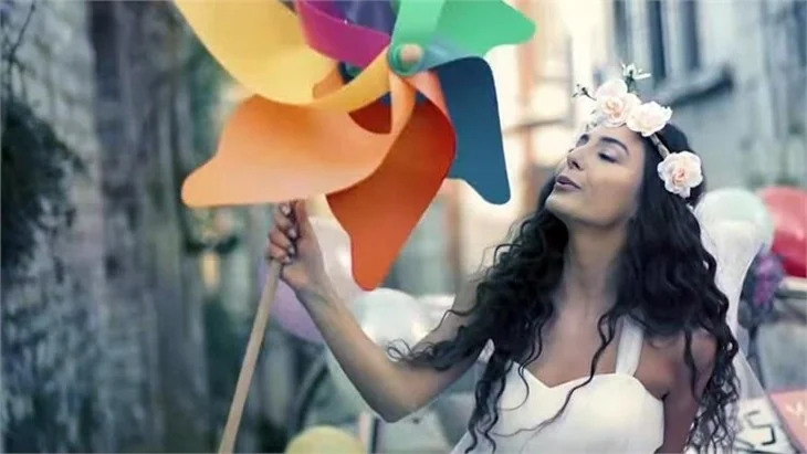 Ebru Şahin'in yıllar önce Ebru Polat'ın klibinde oynadığı ortaya çıktı!