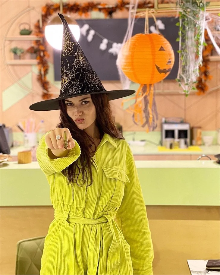 Fahriye Evcen’den ‘Cadılar Bayramı’ pozları!