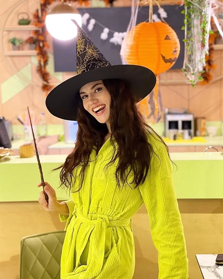 Fahriye Evcen’den ‘Cadılar Bayramı’ pozları!