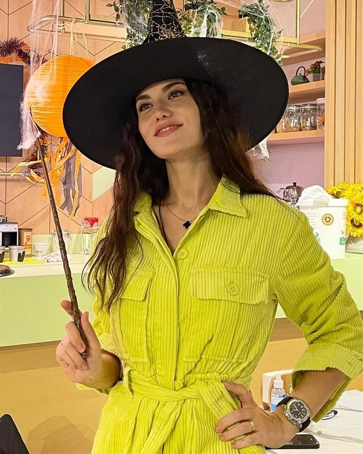 Fahriye Evcen’den ‘Cadılar Bayramı’ pozları!