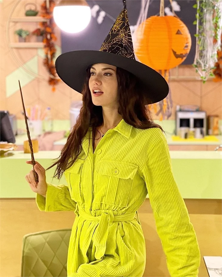 Fahriye Evcen’den ‘Cadılar Bayramı’ pozları!