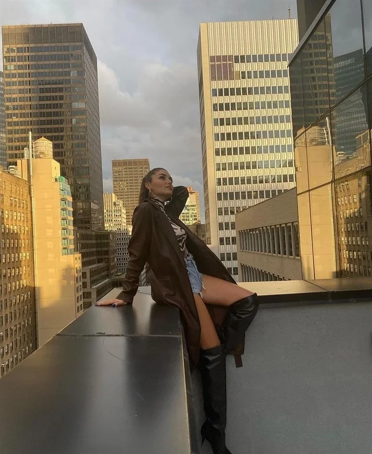 Hande Erçel'in New York pozları...