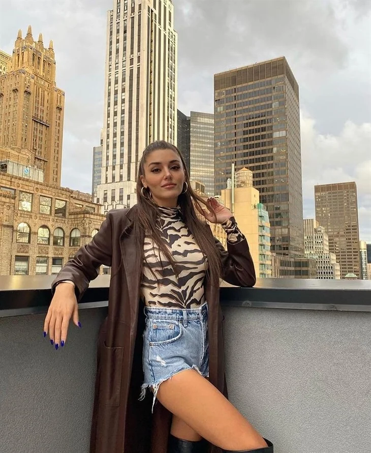 Hande Erçel'in New York pozları...