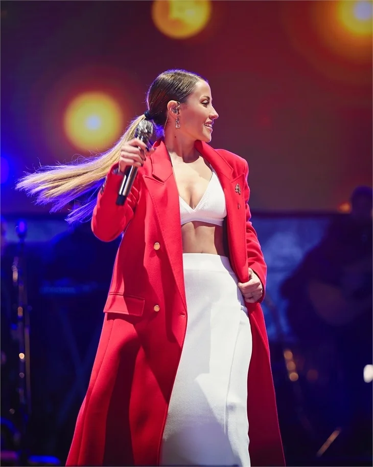 Derya Uluğ, 2.5 saat sahnede kaldı,  56 şarkı söyledi!