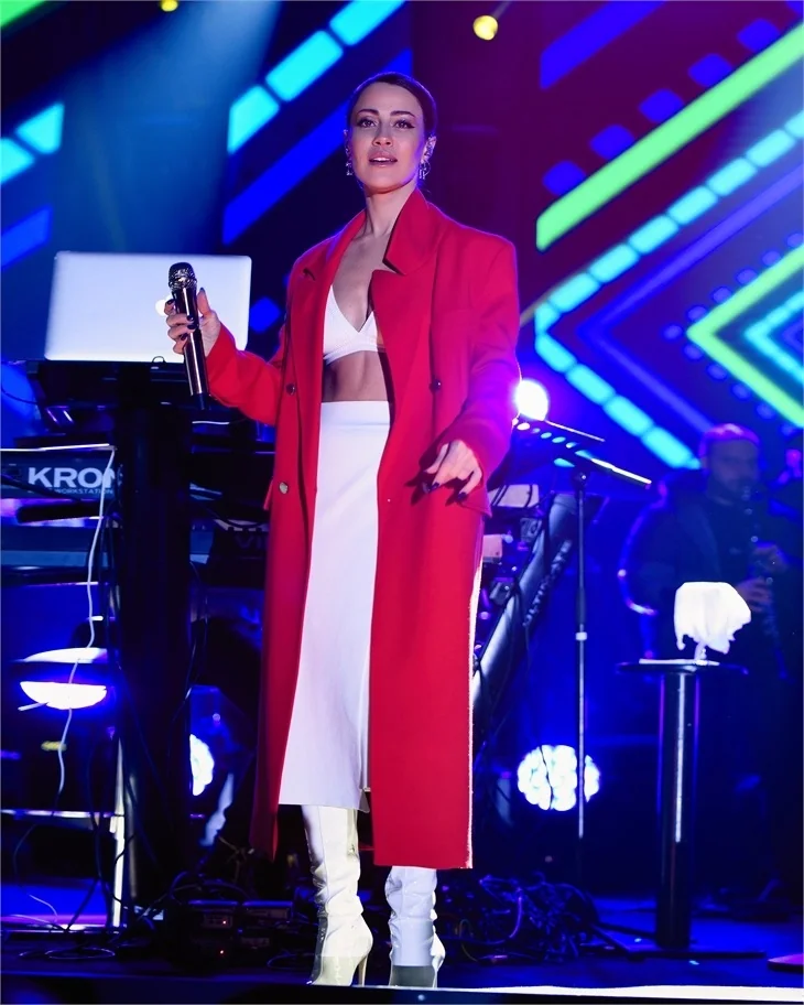 Derya Uluğ, 2.5 saat sahnede kaldı,  56 şarkı söyledi!