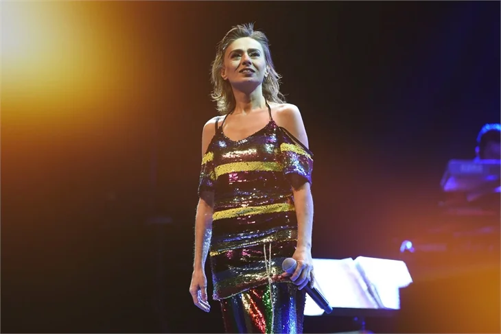 Yıldız Tilbe'nin yaratıcı stili: "Askılı mini elbisemin altına.."