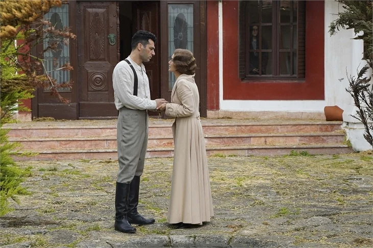 'Aziz' dizisinde romantik anlar!