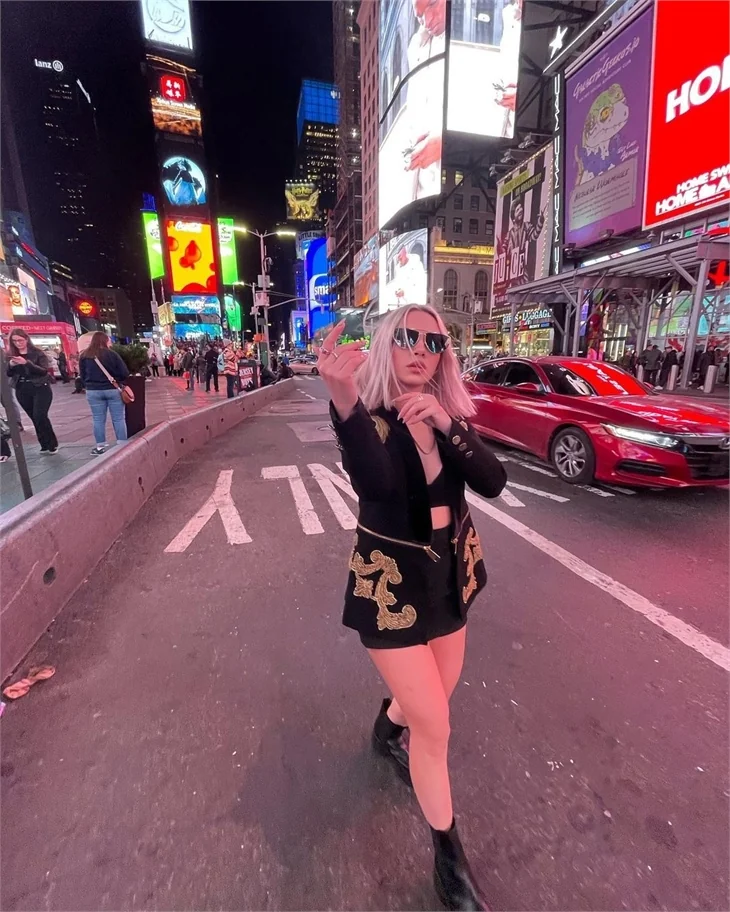 Ece Seçkin, New York caddelerinde poz verdi!