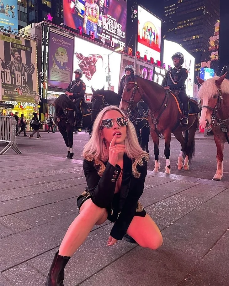 Ece Seçkin, New York caddelerinde poz verdi!