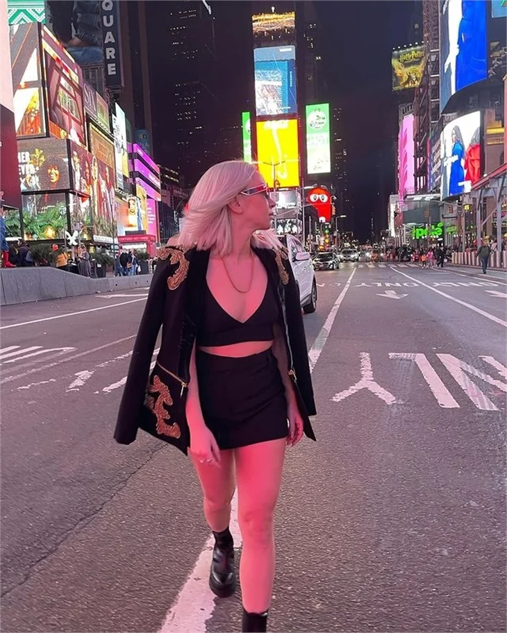 Ece Seçkin, New York caddelerinde poz verdi!