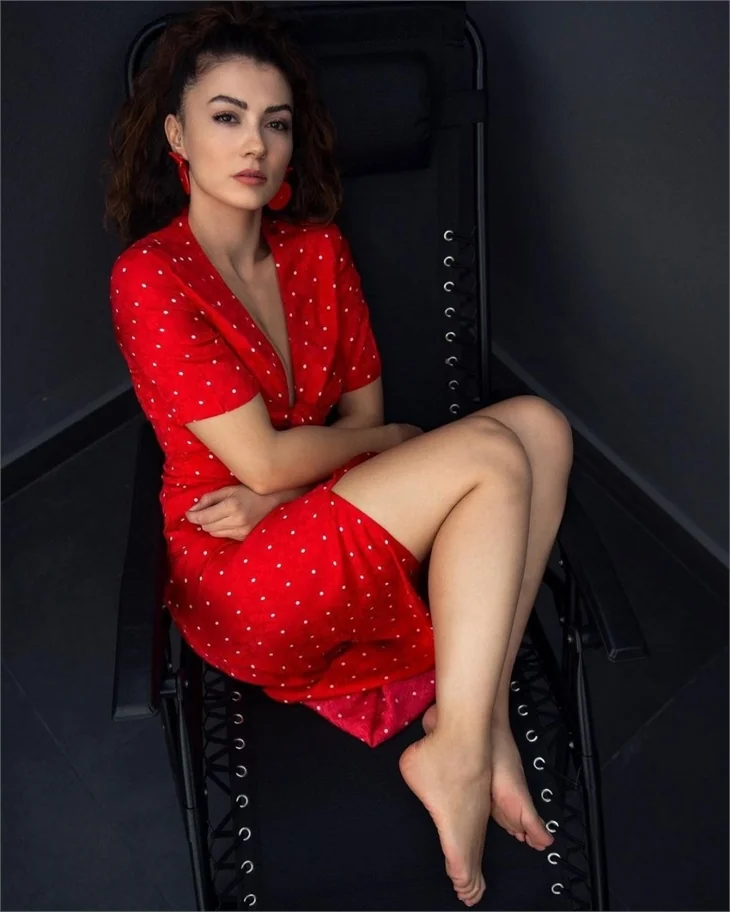 Aşk Mantık İntikam'ın Esra'sı Burcu Özberk: Tek başıma mücadele ettim