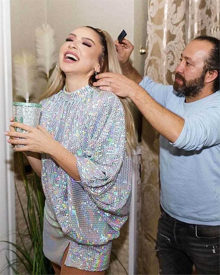 Hadise'nin '90'lar disko' tarzı!