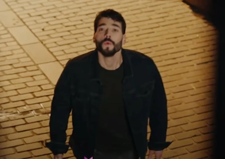 Akın Akınözü'nden ıslıklı ilanı aşk!