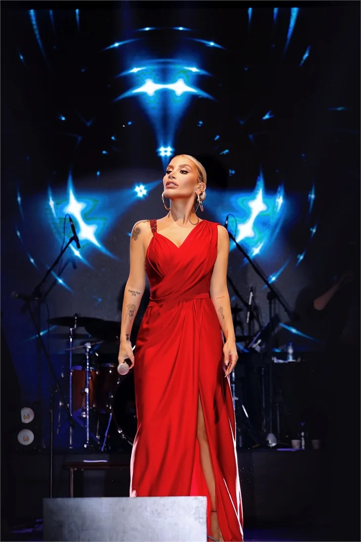 İrem Derici'den yeni yıl sürprizi!