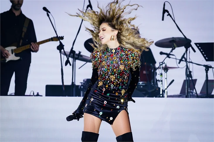 Hadise'den yeni yıla coşkulu karşılama