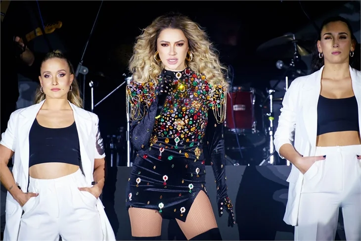 Hadise'den yeni yıla coşkulu karşılama
