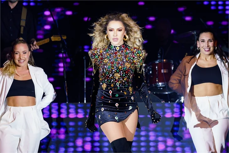 Hadise'den yeni yıla coşkulu karşılama