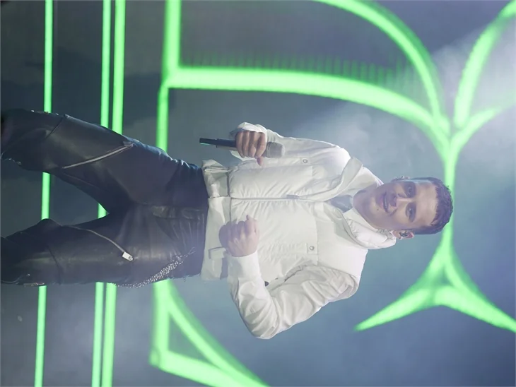 Edis konserinden eğlenceli görüntüler...