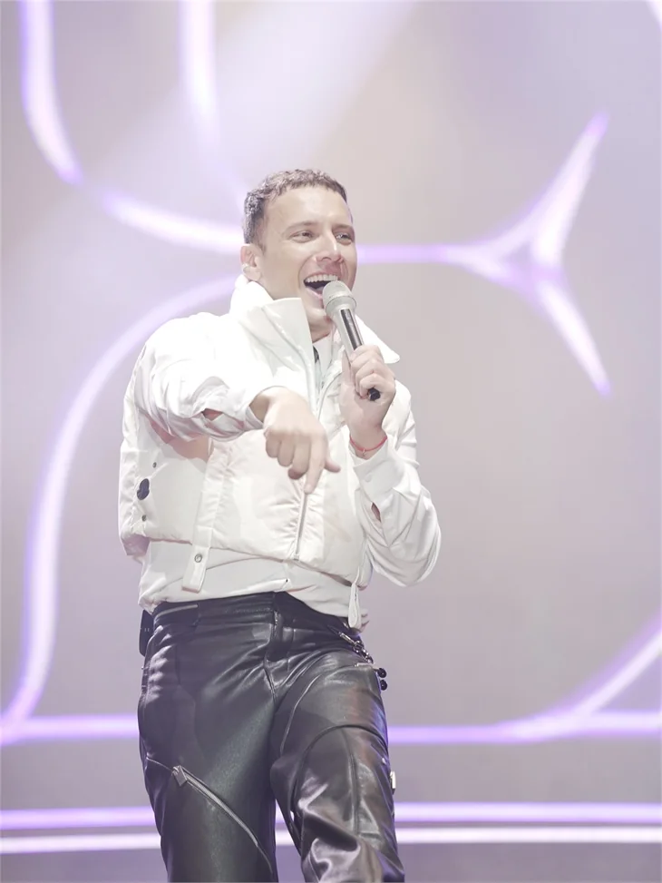 Edis konserinden eğlenceli görüntüler...
