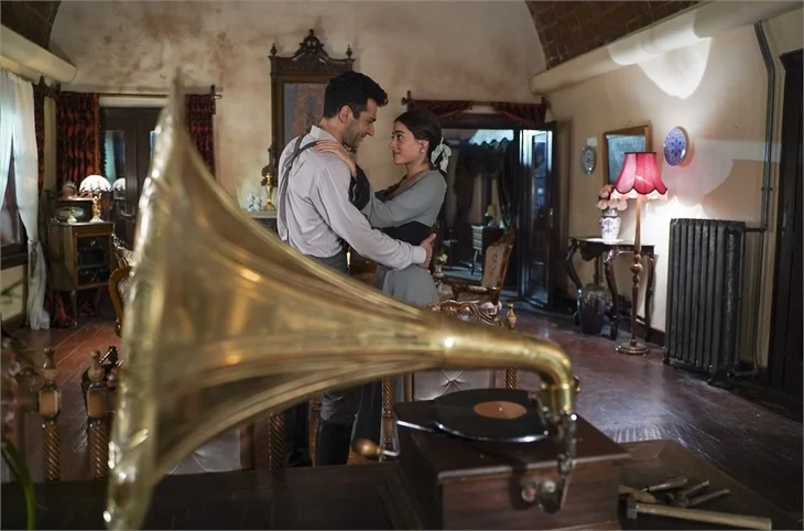 Aziz ve Efnan'dan ilk dans!