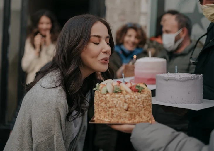 Özge Gürel'e sürpriz doğum günü kutlaması